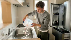 夏の氷がにおう前に:100円アイテムでできる“こすらない”製氷機ケアと水の選び方